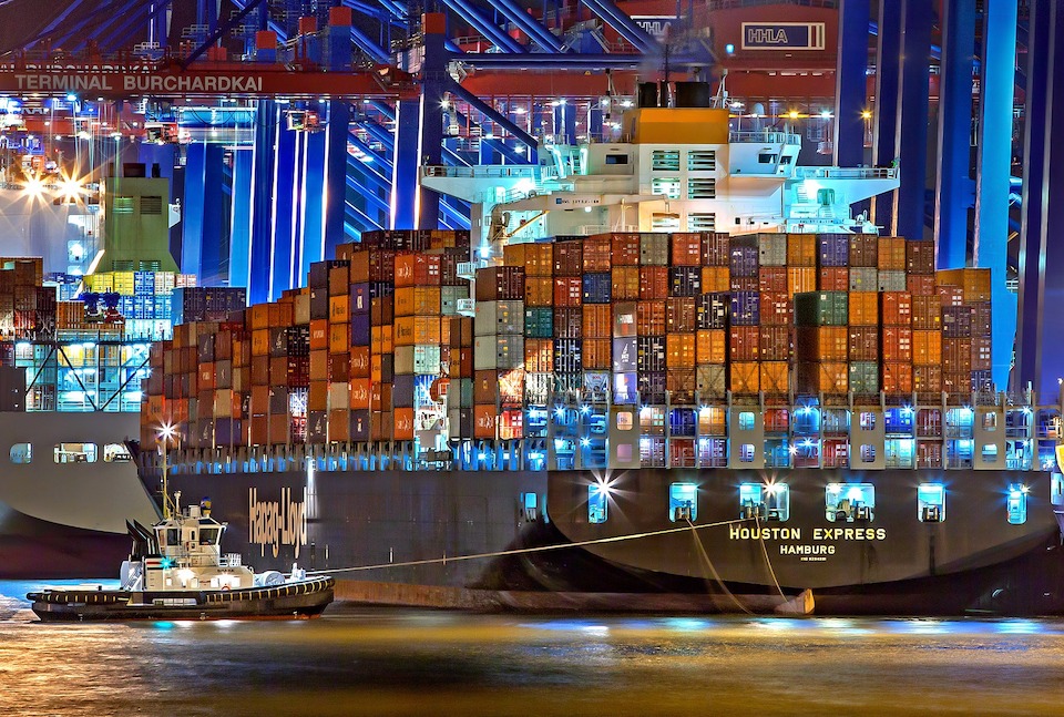 Hamburger Containerhafen mit Containerschiff