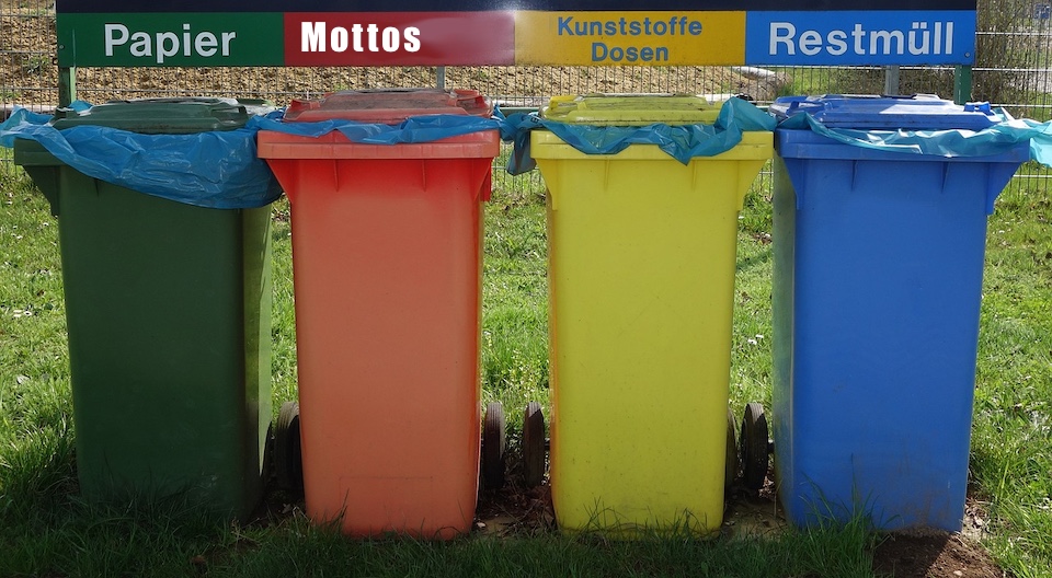 Mülltonnen, eine davon mit “Mottos” beschriftet